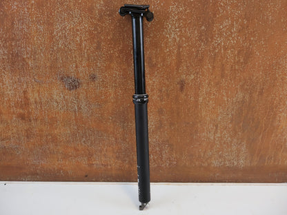 Sattelstütze von Fox, FOX RACING SHOX TRANSFER PERFORMANCE ELITE / VARIO SATTELSTÜTZE / 31.6MM / 175MM vor USEDBIKES-OB.DE Hintergrund