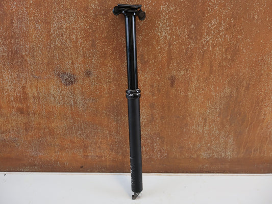 Sattelstütze von Fox, FOX RACING SHOX TRANSFER PERFORMANCE ELITE / VARIO SATTELSTÜTZE / 31.6MM / 175MM vor USEDBIKES-OB.DE Hintergrund