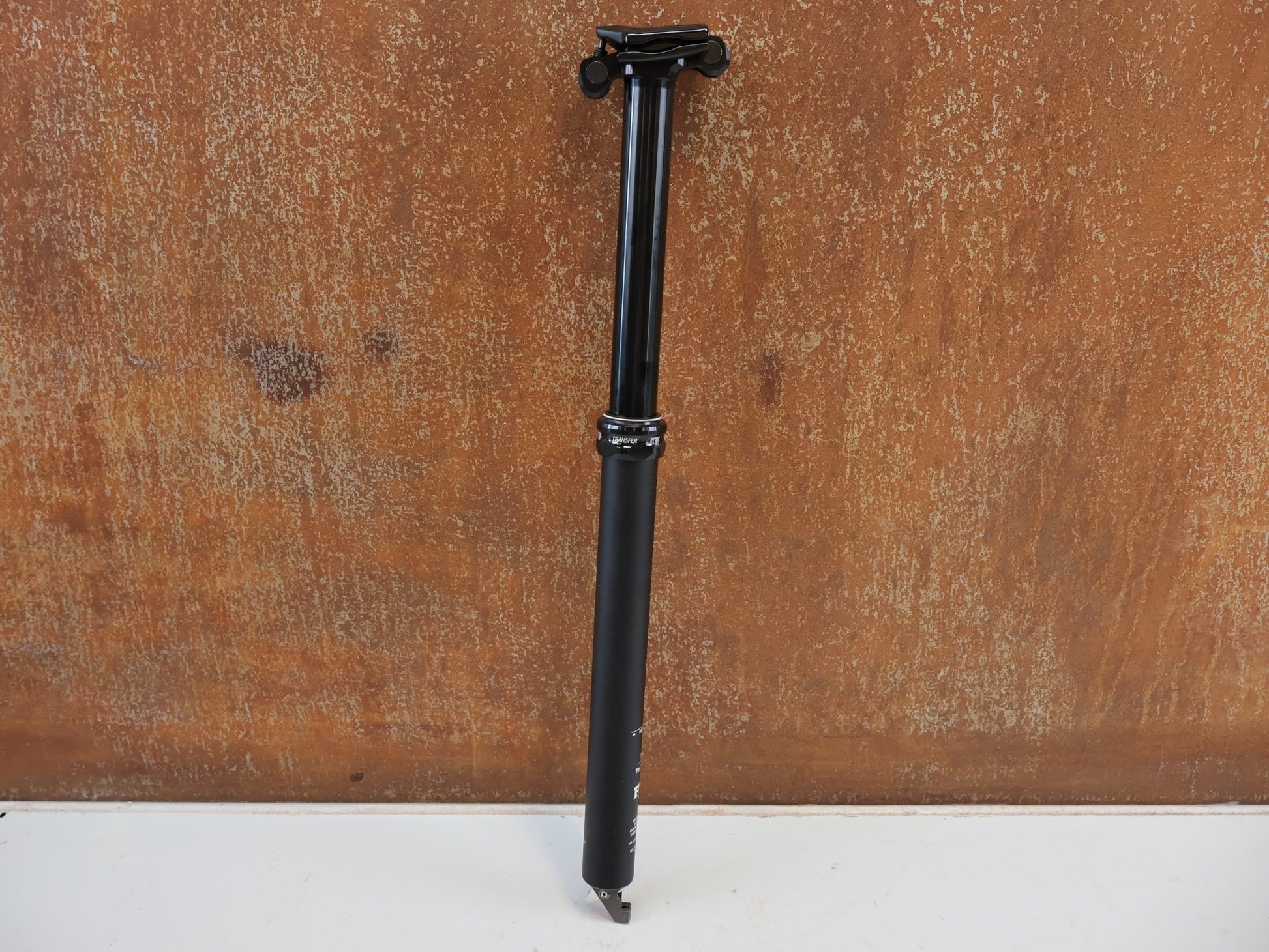Sattelstütze von Fox, FOX RACING SHOX TRANSFER PERFORMANCE ELITE / VARIO SATTELSTÜTZE / 31.6MM / 175MM vor USEDBIKES-OB.DE Hintergrund