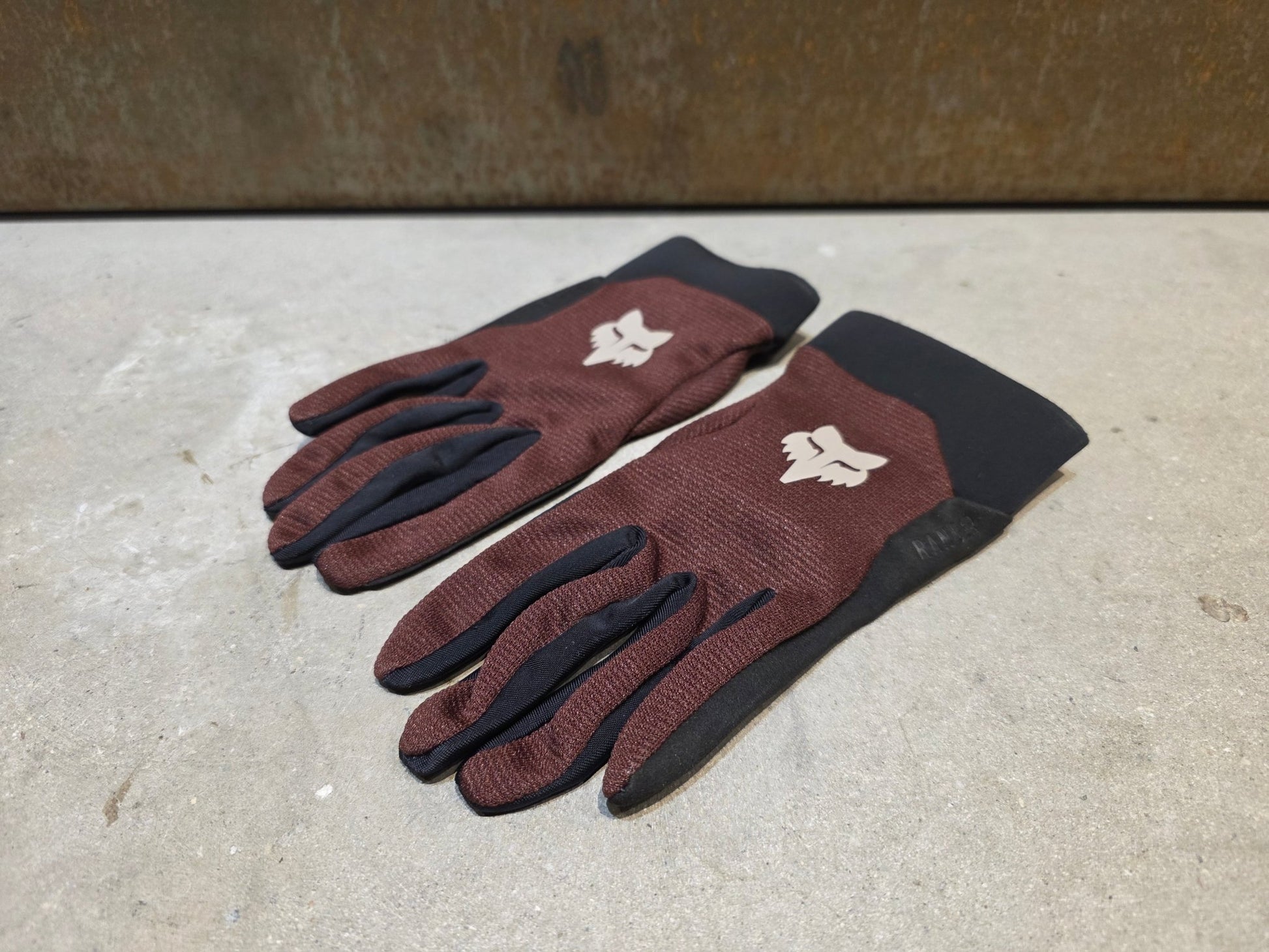 Handschuhe von Fox Racing, FOX RACING X TREK RANGER MOUNTAINBIKE HANDSCHUH / DAMEN / M vor USEDBIKES - OB.DE Hintergrund