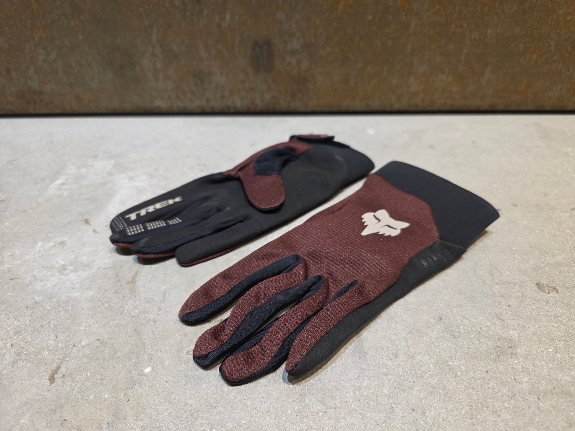Handschuhe von Fox Racing, FOX RACING X TREK RANGER MOUNTAINBIKE HANDSCHUH / DAMEN / M vor USEDBIKES - OB.DE Hintergrund