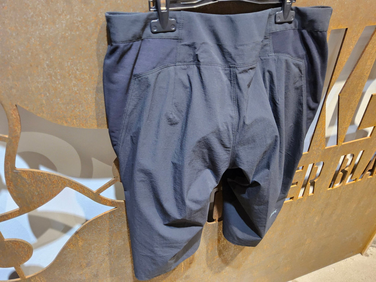 Hosen Damen von Fox Racing, FOX RACING X TREK RANGER WOMENS MOUNTAINBIKE SHORT KURZ / DAMEN vor USEDBIKES - OB.DE Hintergrund