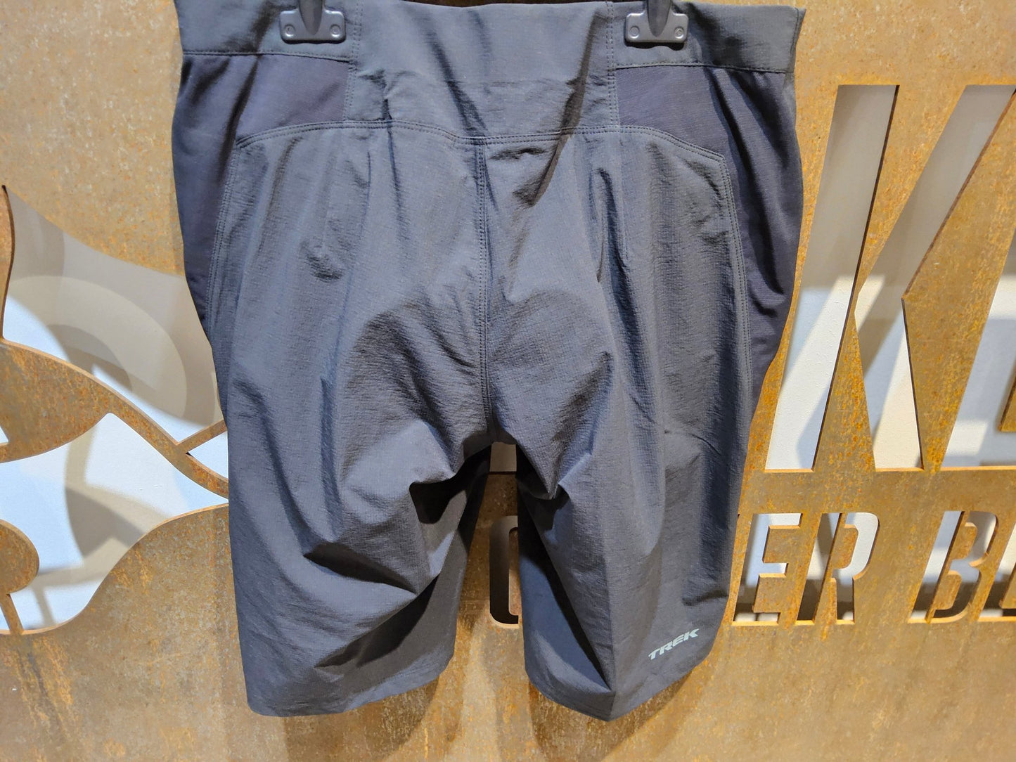 Hosen Damen von Fox Racing, FOX RACING X TREK RANGER WOMENS MOUNTAINBIKE SHORT KURZ / DAMEN vor USEDBIKES - OB.DE Hintergrund