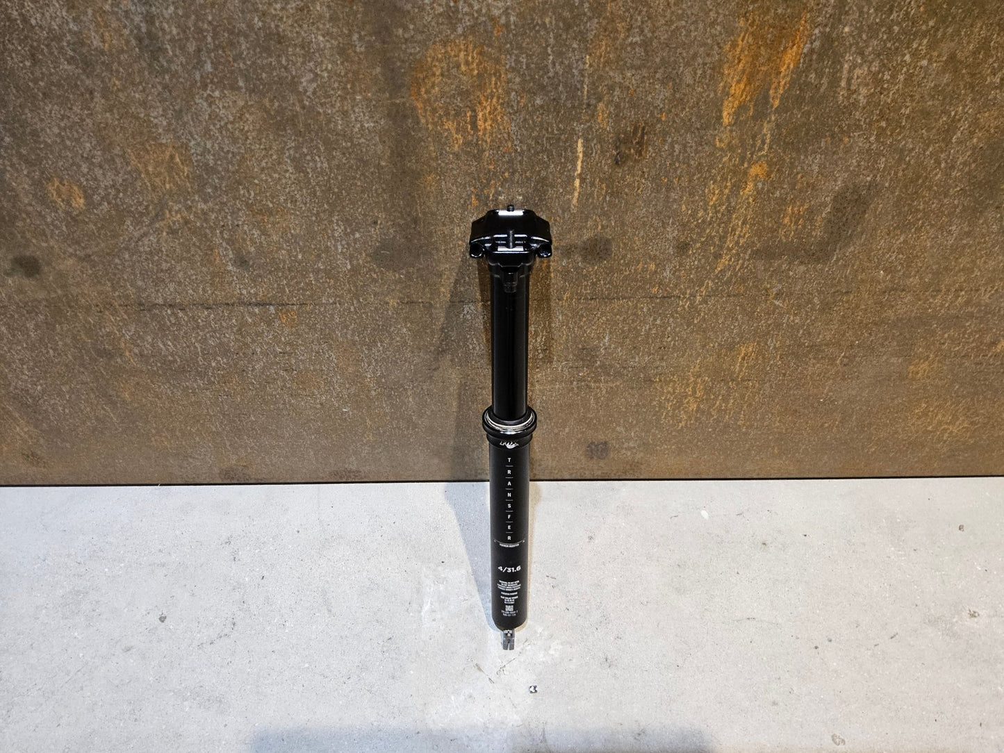 Sattelstütze von Fox, FOX TRANSFER DROPPER POST SATTELSTÜTZE 31,6MM 100MM HUB vor USEDBIKES - OB.DE Hintergrund