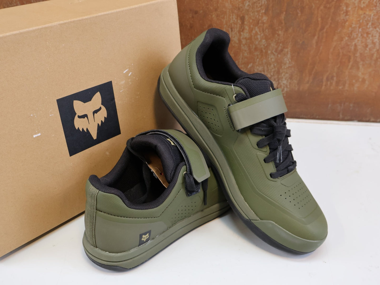 MTB-Herrenschuhe von Fox, FOX UNION / MTB CLIP SCHUHE / HERREN CLICK / OLIVEGRÜN / GRÖSSE 47 vor USEDBIKES-OB.DE Hintergrund