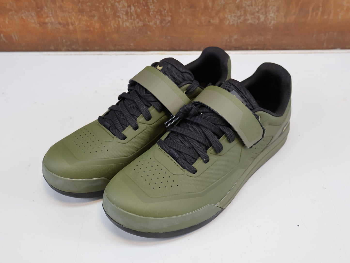 MTB-Herrenschuhe von Fox, FOX UNION / MTB CLIP SCHUHE / HERREN CLICK / OLIVEGRÜN / GRÖSSE 47 vor USEDBIKES-OB.DE Hintergrund