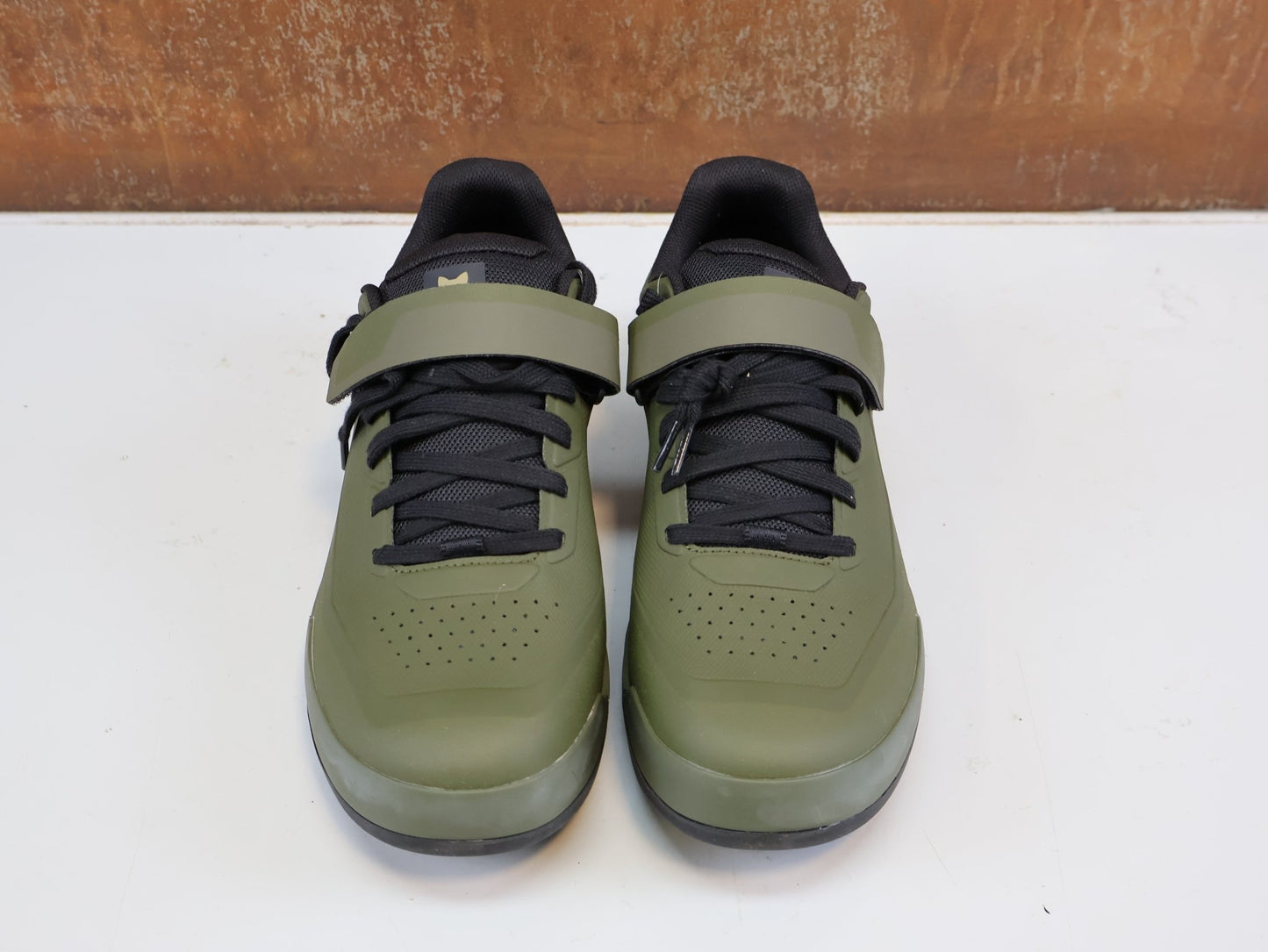 MTB-Herrenschuhe von Fox, FOX UNION / MTB CLIP SCHUHE / HERREN CLICK / OLIVEGRÜN / GRÖSSE 47 vor USEDBIKES-OB.DE Hintergrund