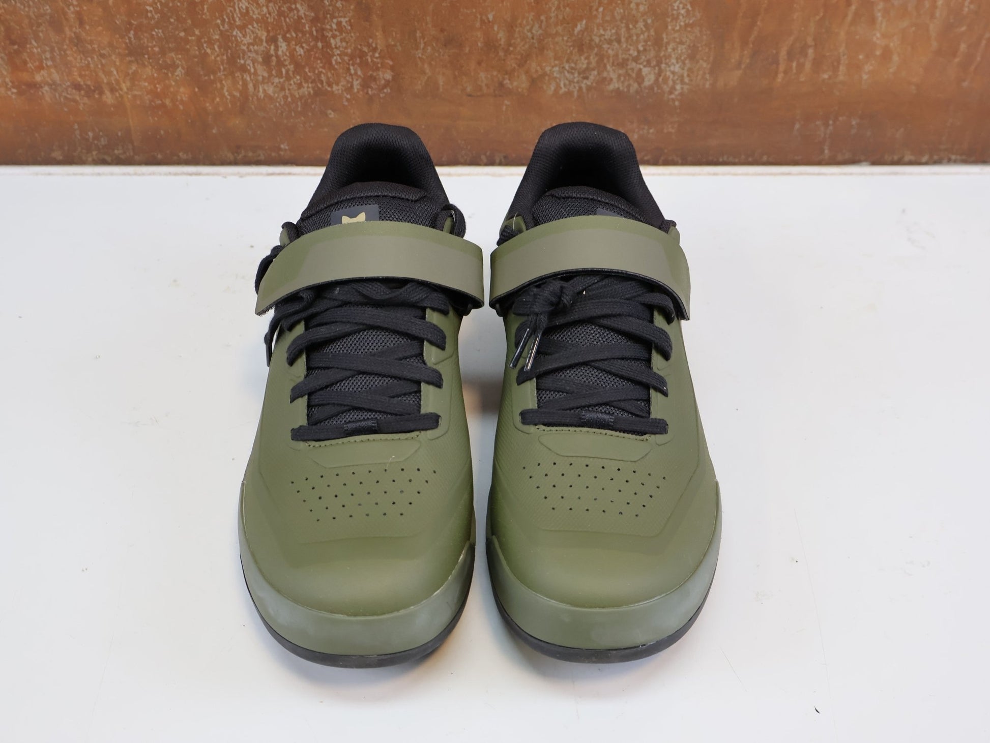 MTB-Herrenschuhe von Fox, FOX UNION / MTB CLIP SCHUHE / HERREN CLICK / OLIVEGRÜN / GRÖSSE 47 vor USEDBIKES-OB.DE Hintergrund