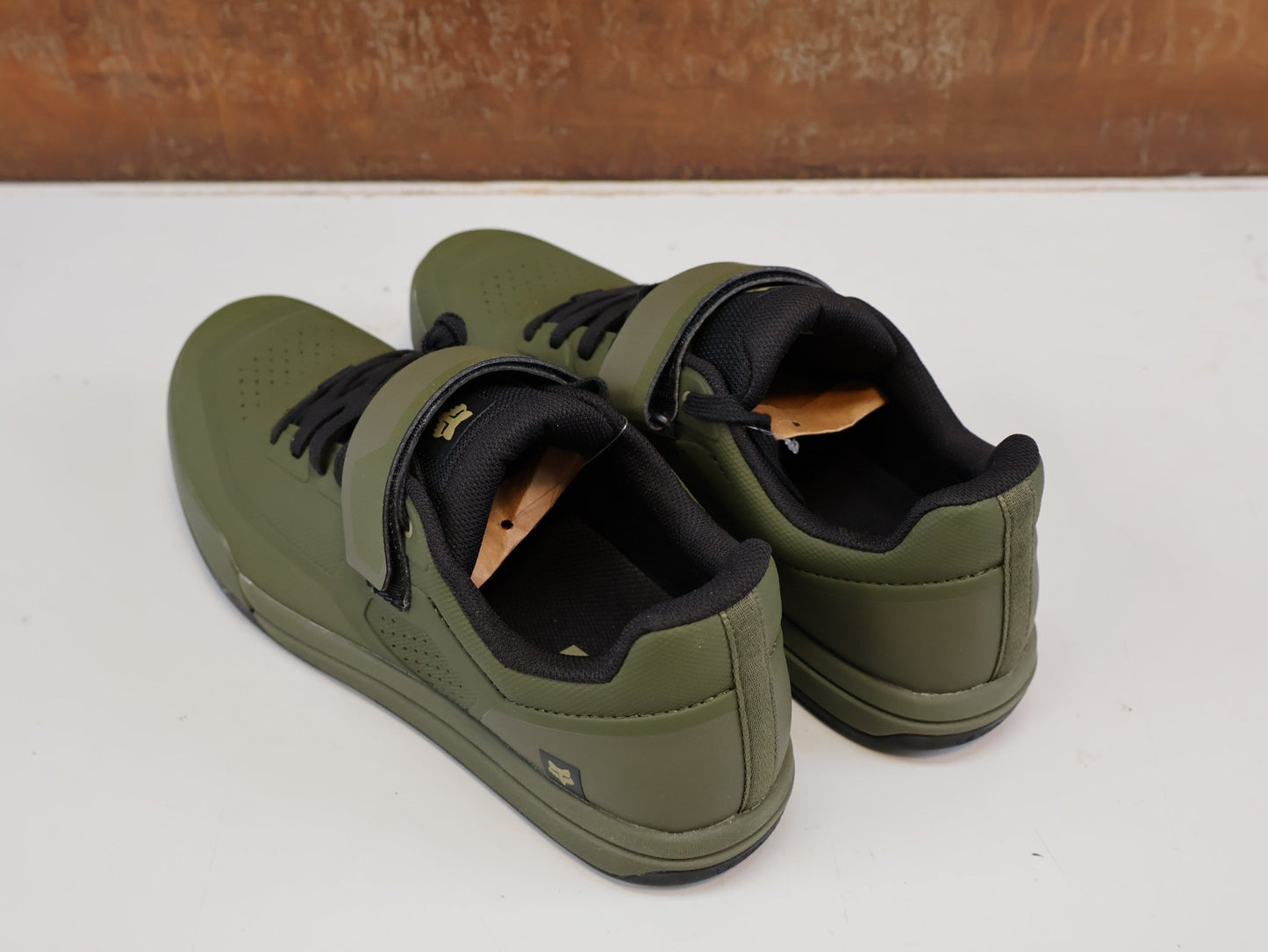 MTB-Herrenschuhe von Fox, FOX UNION / MTB CLIP SCHUHE / HERREN CLICK / OLIVEGRÜN / GRÖSSE 47 vor USEDBIKES-OB.DE Hintergrund