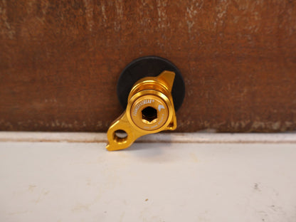 Zubehör von Framesandgear, FRAMESANDGEAR DISC UDH SCHALTAUGE P1.0 GOLD SRAM 30G 30042-1-P1.0-GLD vor USEDBIKES-OB.DE Hintergrund