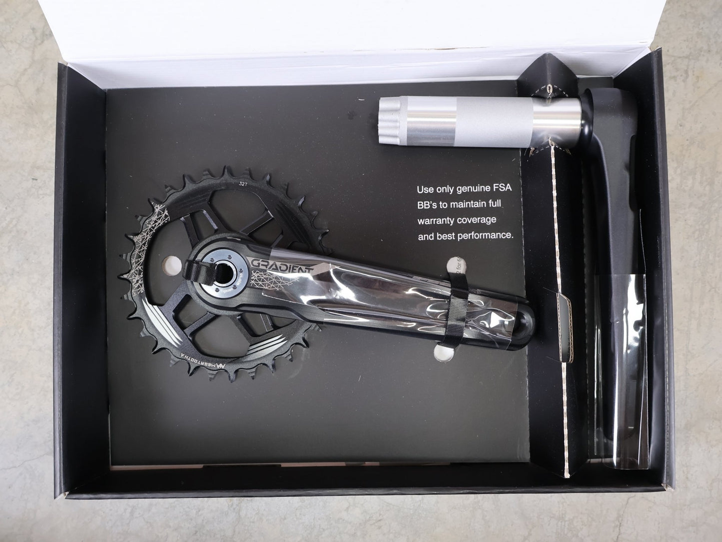 Kurbel von Fsa, FSA GRADIENT MODULAR / DIRECT MOUNT KURBELGARNITUR / 1X12 - FACH / 32 Z / 175 MM / 690 G vor USEDBIKES - OB.DE Hintergrund