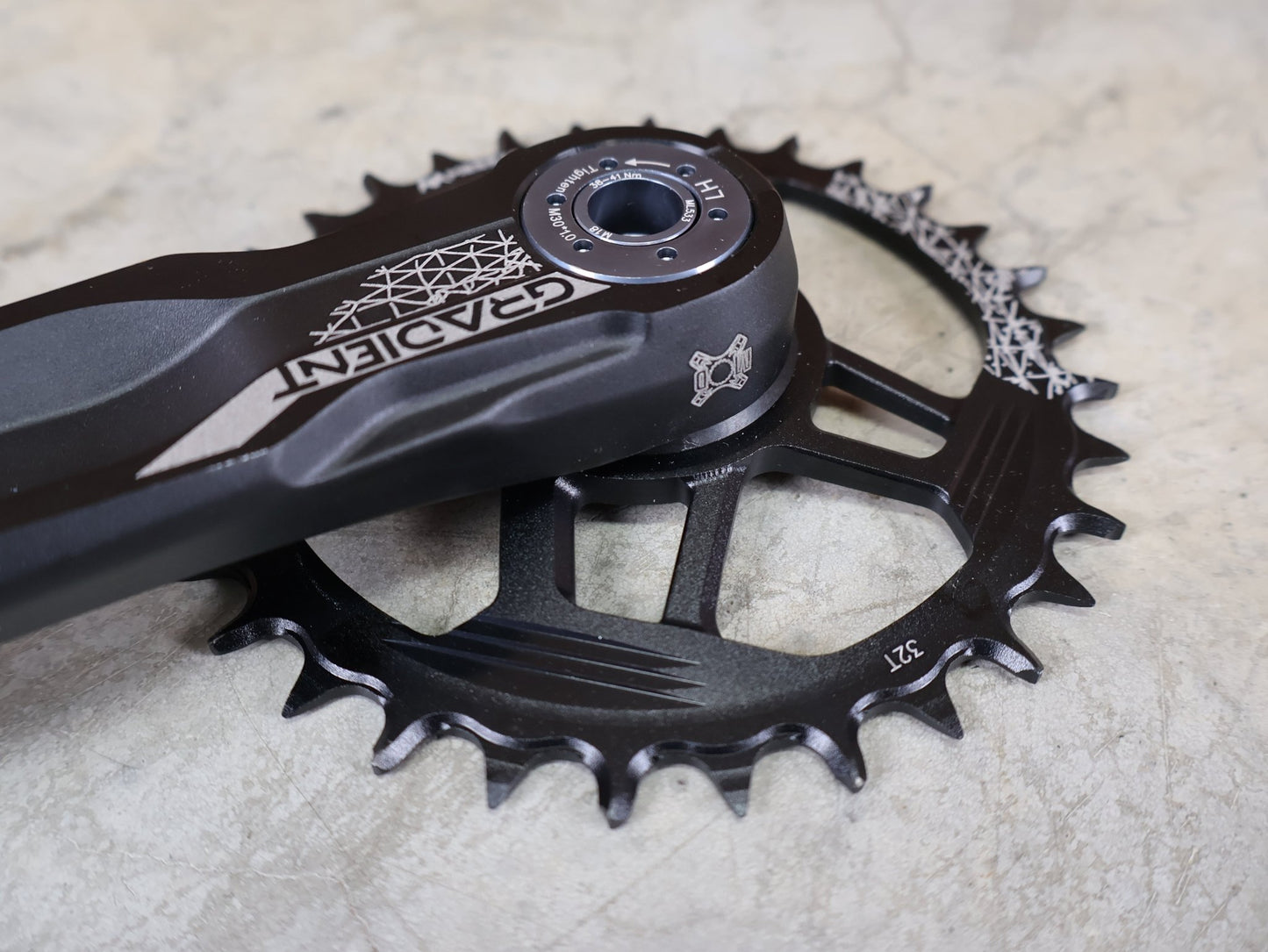 Kurbel von Fsa, FSA GRADIENT MODULAR / DIRECT MOUNT KURBELGARNITUR / 1X12 - FACH / 32 Z / 175 MM / 690 G vor USEDBIKES - OB.DE Hintergrund