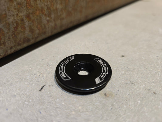 Zubehör von Fsa, FSA HEADSET TOPCAP 1 1/8" / ALUMINIUM in variant_title vor USEDBIKES - OB.DE Hintergrund