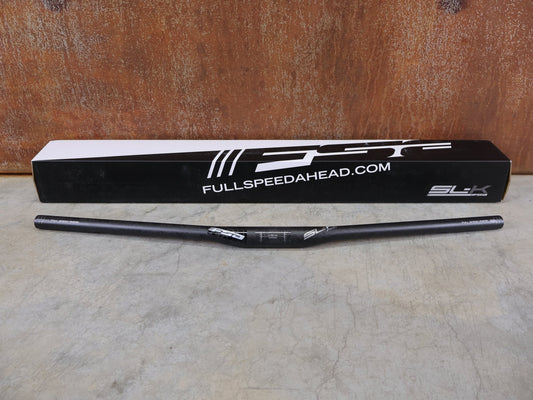 Lenker von Fsa, FSA SL - K PRO FLAT / CARBON MTB - LENKER / ICR / 740 MM / 193 G vor USEDBIKES - OB.DE Hintergrund