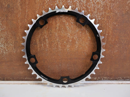 Kettenblatt von Fsa, FSA SUPER ROAD KETTENBLATT 39Z 5-ARM PCD 130MM INNEN 10/11-FACH vor USEDBIKES-OB.DE Hintergrund