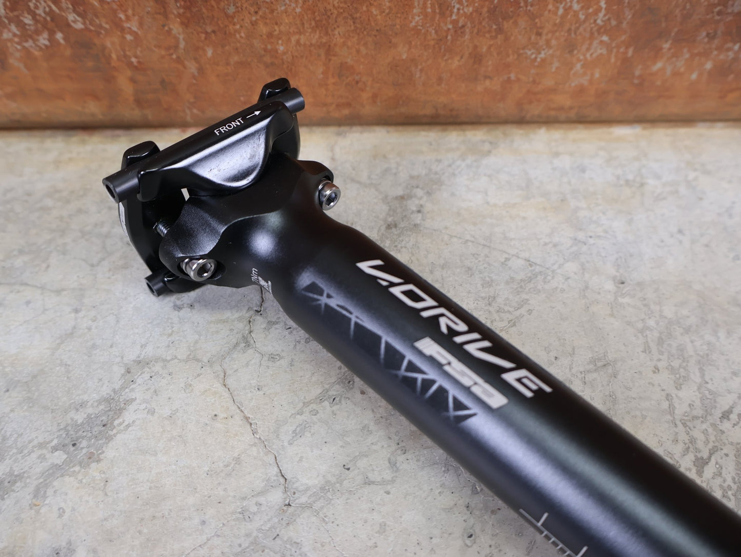 Sattelstütze von Fsa, FSA V - DRIVE MTC SB0 SATTELSTÜTZE / 30,9 MM / 400 MM / 0 MM OFFSET / 279G vor USEDBIKES - OB.DE Hintergrund