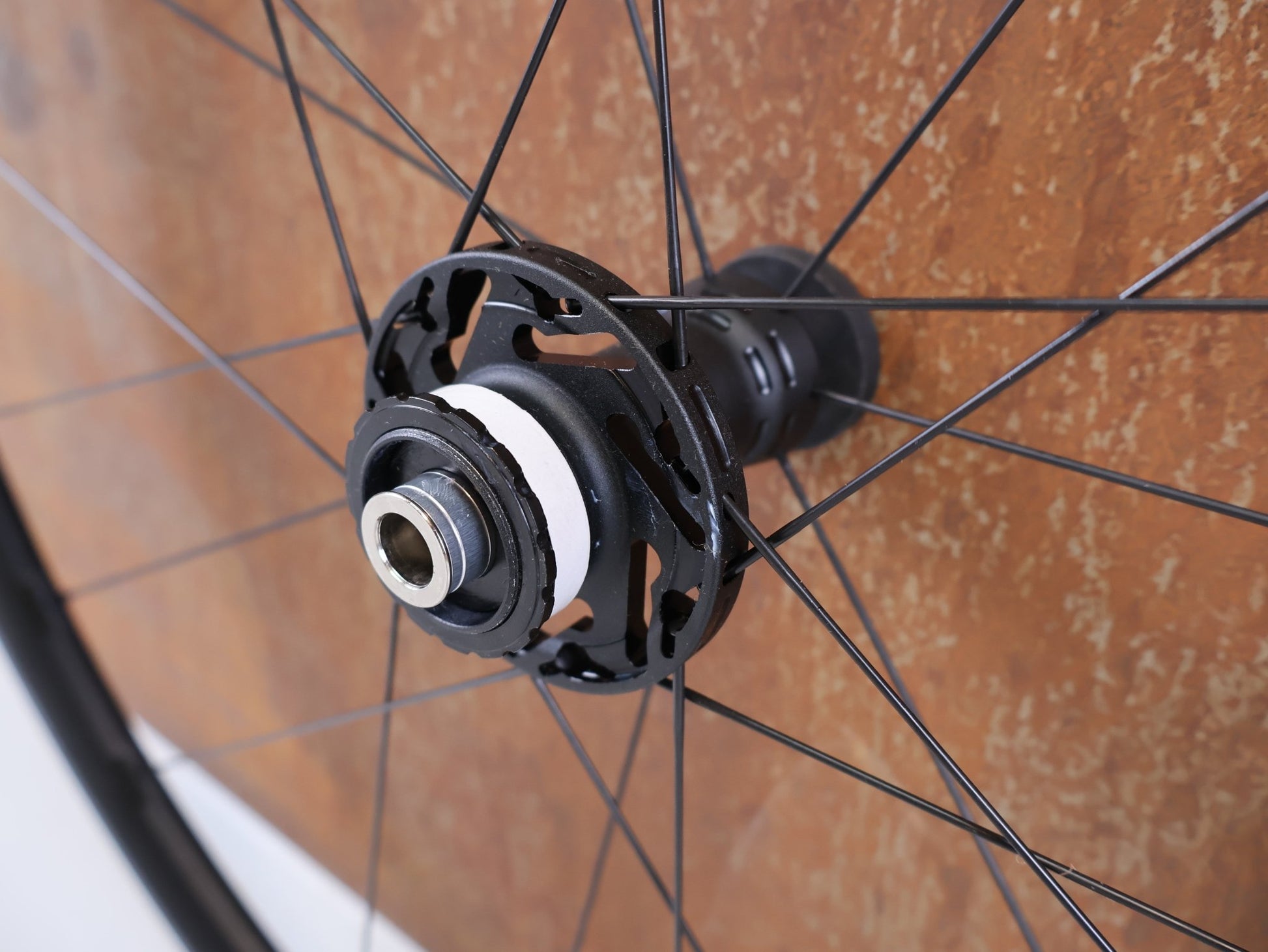 Laufrad/Laufradsatz von Fulcrum, FULCRUM RACING 3 DB VORDERRAD / 28 ZOLL / CENTERLOCK / 12X100MM / 2 - WAY FIT vor USEDBIKES - OB.DE Hintergrund