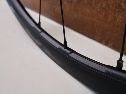 Laufrad/Laufradsatz von Fulcrum, FULCRUM RACING 3 DB VORDERRAD / 28 ZOLL / CENTERLOCK / 12X100MM / 2 - WAY FIT vor USEDBIKES - OB.DE Hintergrund