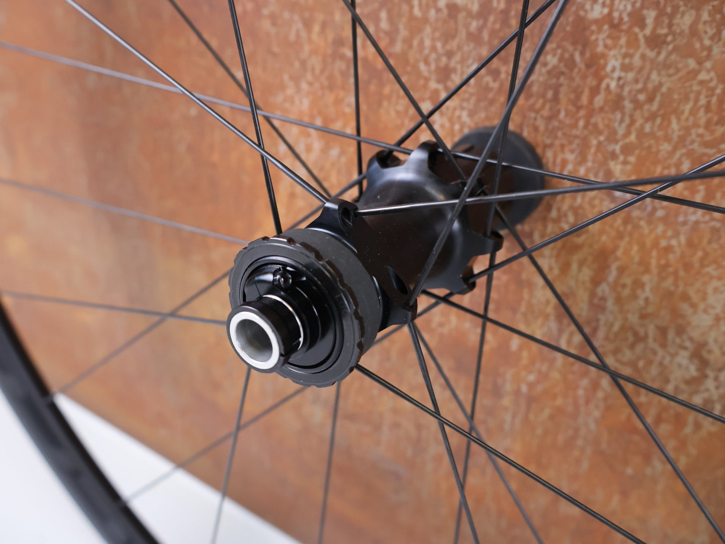 Laufrad/Laufradsatz von Fulcrum, FULCRUM RACING 5 DB LAUFRADSATZ / 28 ZOLL / CENTERLOCK / SHIMANO HG / 2 - WAY FIT vor USEDBIKES - OB.DE Hintergrund