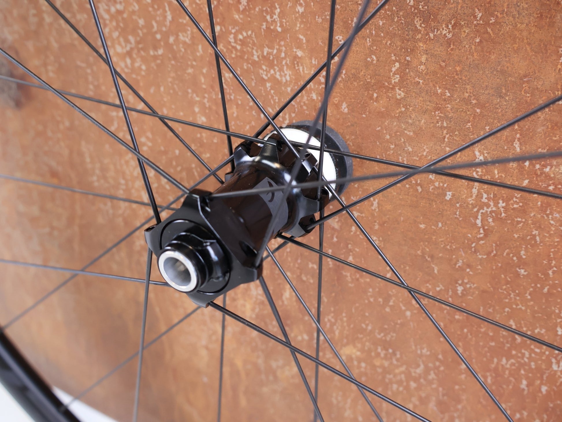 Laufrad/Laufradsatz von Fulcrum, FULCRUM RACING 5 DB LAUFRADSATZ / 28 ZOLL / CENTERLOCK / SHIMANO HG / 2 - WAY FIT vor USEDBIKES - OB.DE Hintergrund
