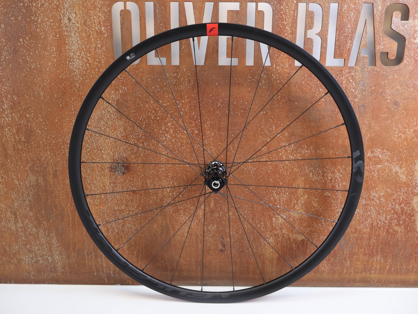 Laufrad/Laufradsatz von Fulcrum, FULCRUM RACING 5 DB LAUFRADSATZ / 28 ZOLL / CENTERLOCK / SHIMANO HG / 2 - WAY FIT vor USEDBIKES - OB.DE Hintergrund