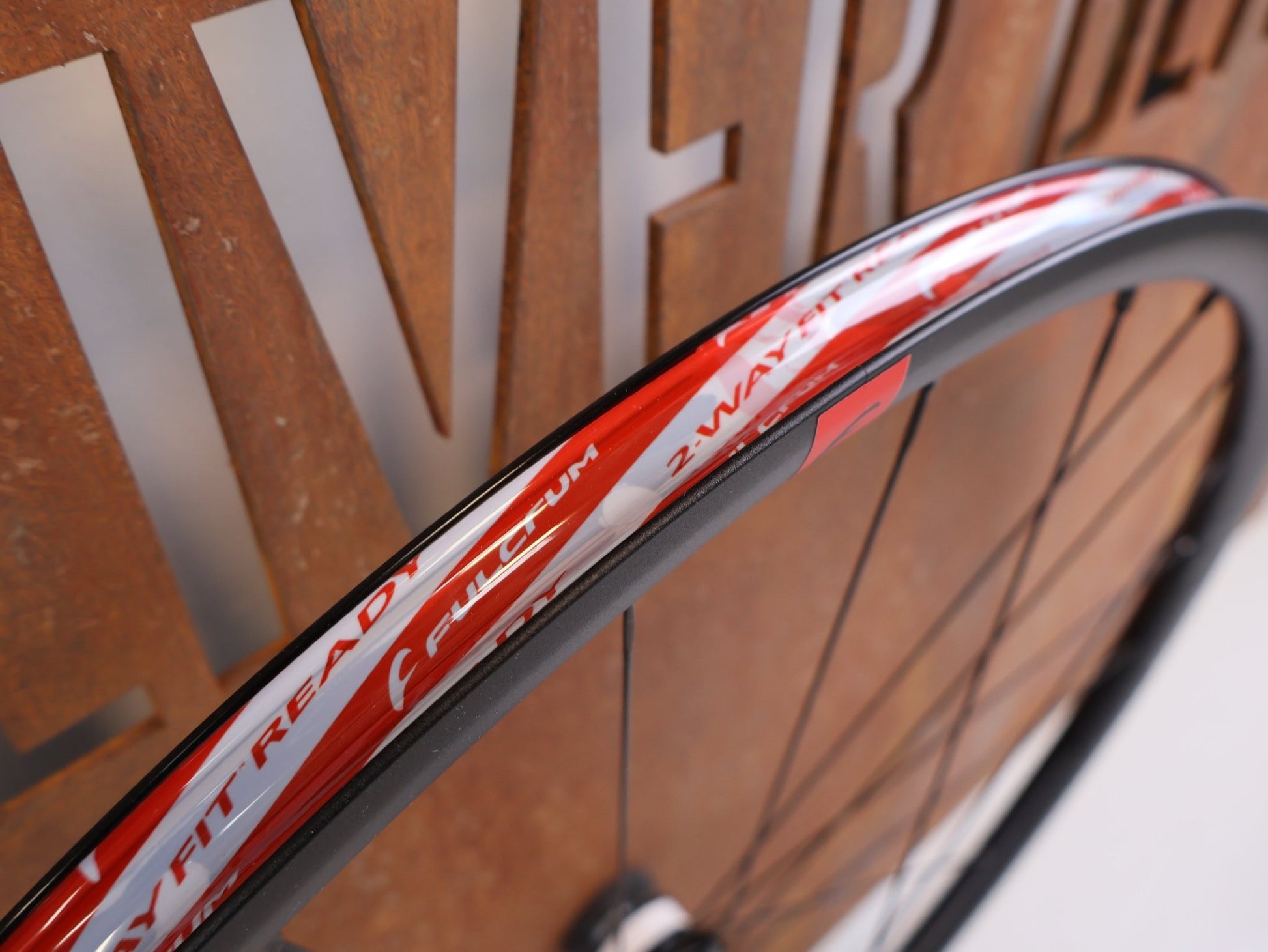 Laufrad/Laufradsatz von Fulcrum, FULCRUM RACING 5 DB LAUFRADSATZ / 28 ZOLL / CENTERLOCK / SHIMANO HG / 2 - WAY FIT vor USEDBIKES - OB.DE Hintergrund