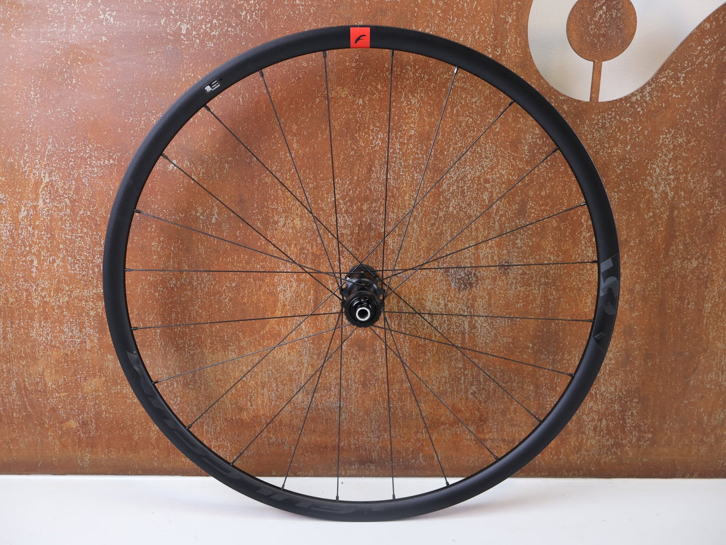 Laufrad/Laufradsatz von Fulcrum, FULCRUM RACING 5 DB LAUFRADSATZ / 28 ZOLL / CENTERLOCK / SHIMANO HG / 2 - WAY FIT vor USEDBIKES - OB.DE Hintergrund