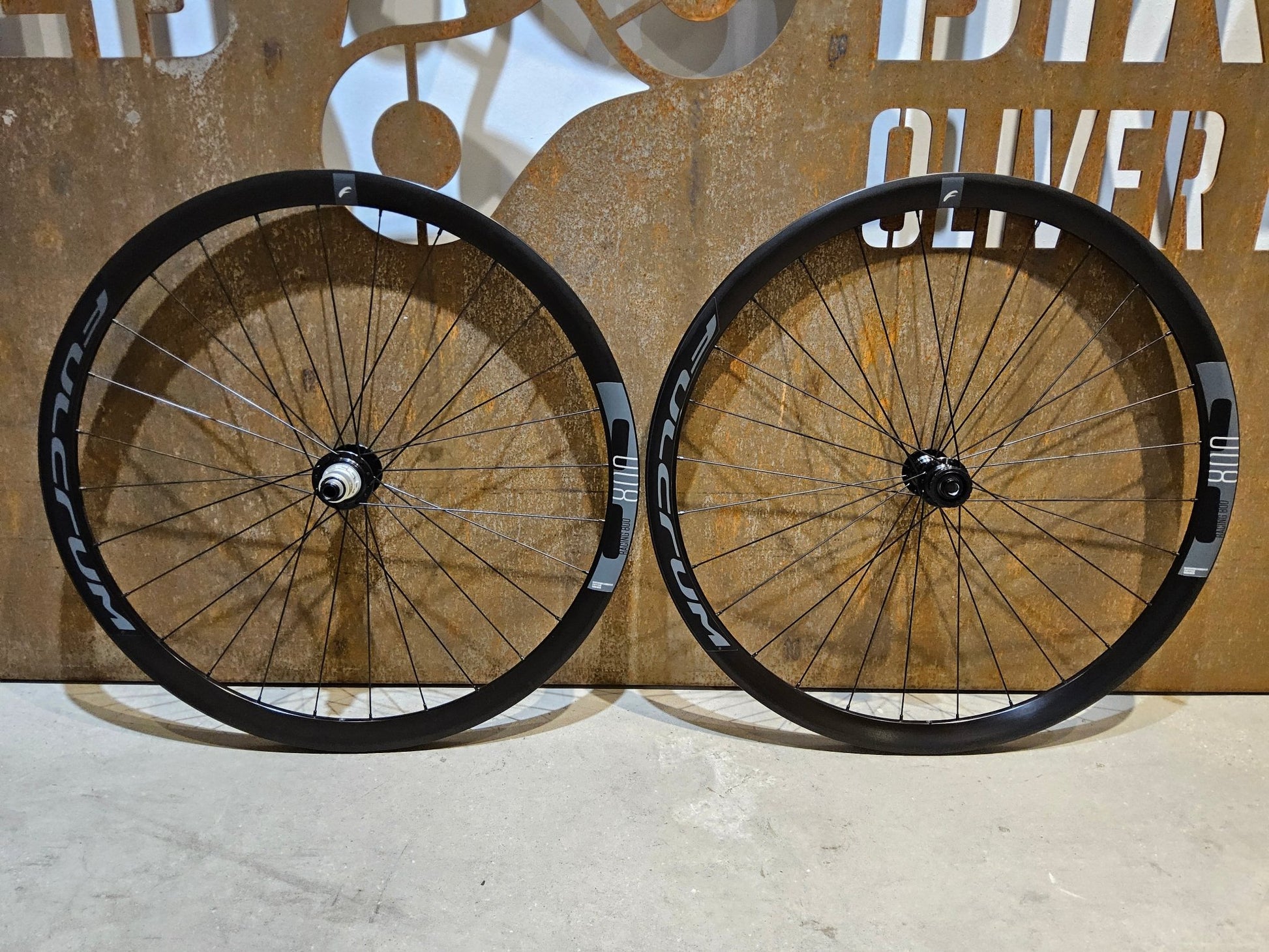 Laufrad/Laufradsatz von Fulcrum, FULCRUM RACING 800 DB LAUFRADSATZ DISC in variant_title vor USEDBIKES - OB.DE Hintergrund