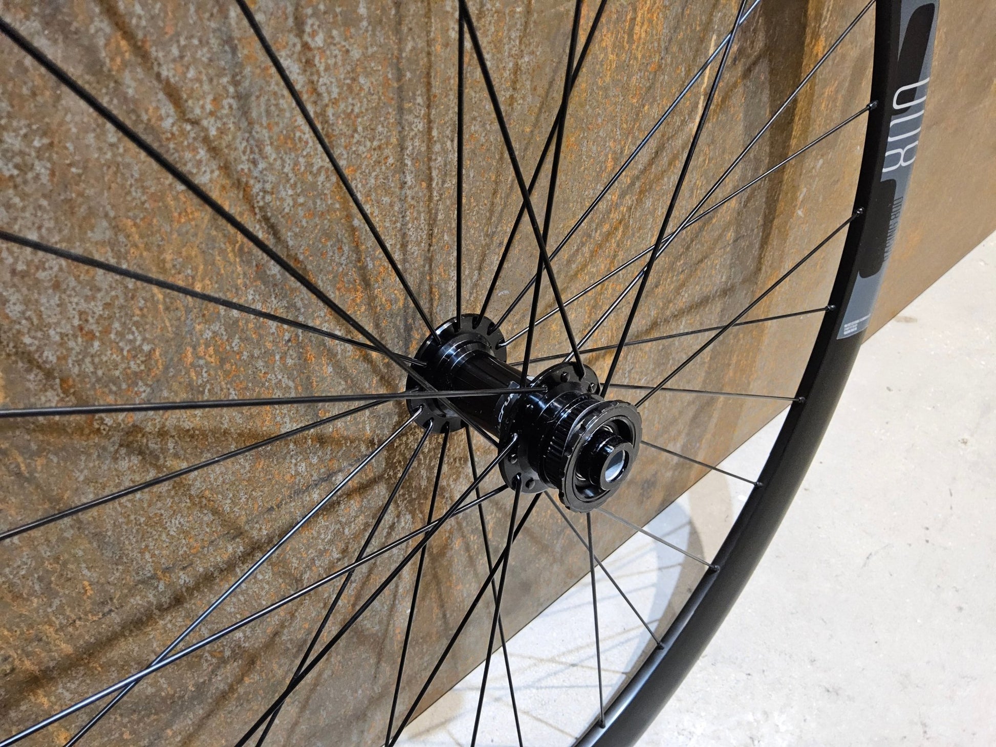 Laufrad/Laufradsatz von Fulcrum, FULCRUM RACING 800 DB LAUFRADSATZ DISC in variant_title vor USEDBIKES - OB.DE Hintergrund