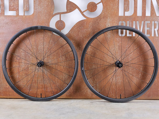 Laufrad/Laufradsatz von Fulcrum, FULCRUM RED CARBON GRAVEL LAUFRADSATZ DISC vor USEDBIKES - OB.DE Hintergrund