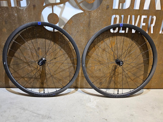 Laufrad/Laufradsatz von Fulcrum, FULCRUM RED CARBON GRAVEL LAUFRADSATZ DISC / SCOTT GRAVEL RC DECALS in variant_title vor USEDBIKES - OB.DE Hintergrund