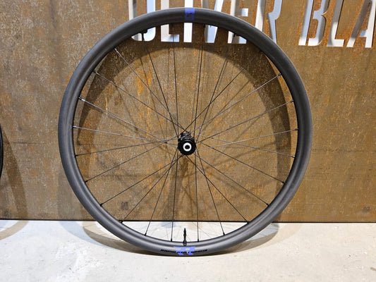 Laufrad/Laufradsatz von Fulcrum, FULCRUM RED CARBON GRAVEL LAUFRADSATZ DISC / SCOTT GRAVEL RC DECALS in variant_title vor USEDBIKES - OB.DE Hintergrund