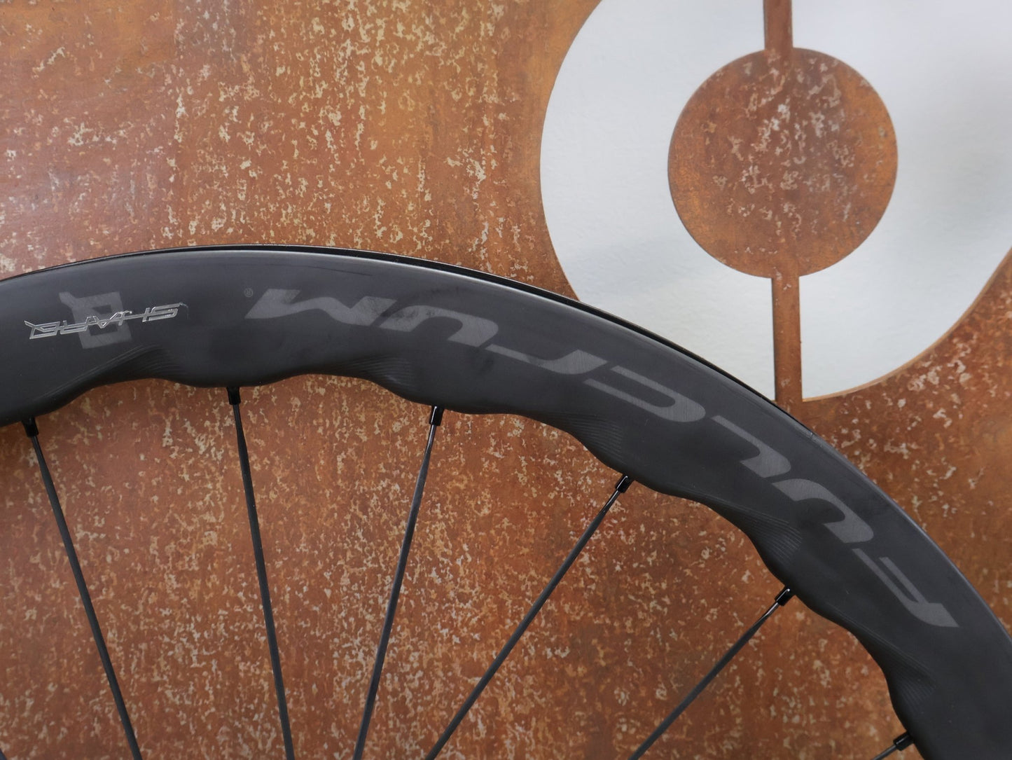 Laufrad/Laufradsatz von Fulcrum, FULCRUM SHARQ 42 CARBON LAUFRADSATZ DISC vor USEDBIKES - OB.DE Hintergrund