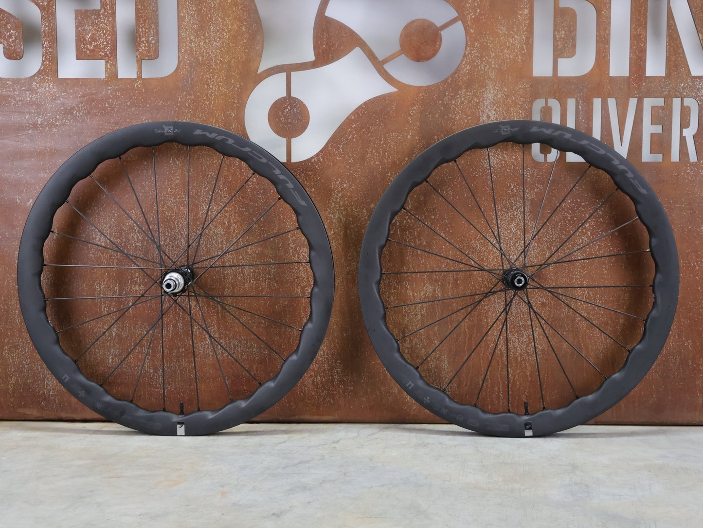 Laufrad/Laufradsatz von Fulcrum, FULCRUM SHARQ 42 CARBON LAUFRADSATZ DISC vor USEDBIKES - OB.DE Hintergrund