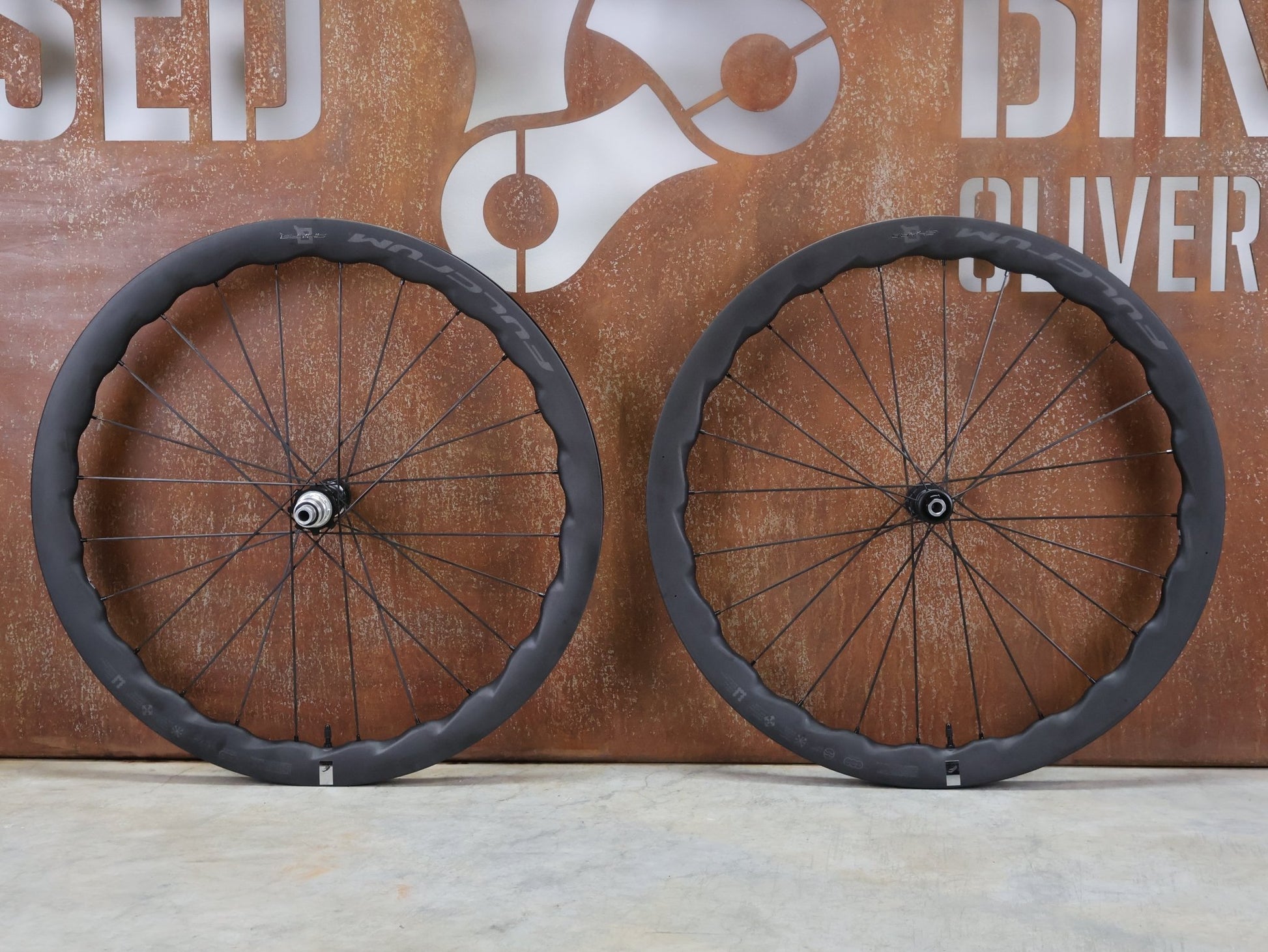 Laufrad/Laufradsatz von Fulcrum, FULCRUM SHARQ 42 CARBON LAUFRADSATZ DISC vor USEDBIKES - OB.DE Hintergrund