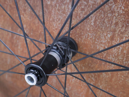 Laufrad/Laufradsatz von Fulcrum, FULCRUM SHARQ 42 CARBON LAUFRADSATZ DISC vor USEDBIKES - OB.DE Hintergrund