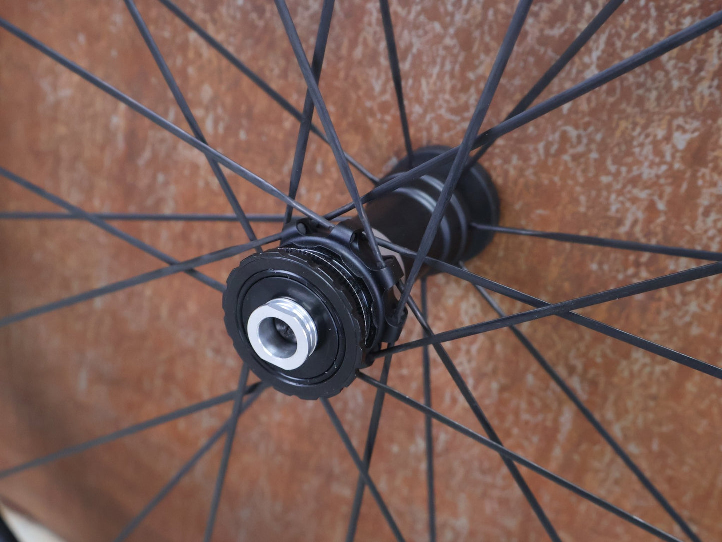 Laufrad/Laufradsatz von Fulcrum, FULCRUM SHARQ 42 CARBON LAUFRADSATZ DISC vor USEDBIKES - OB.DE Hintergrund