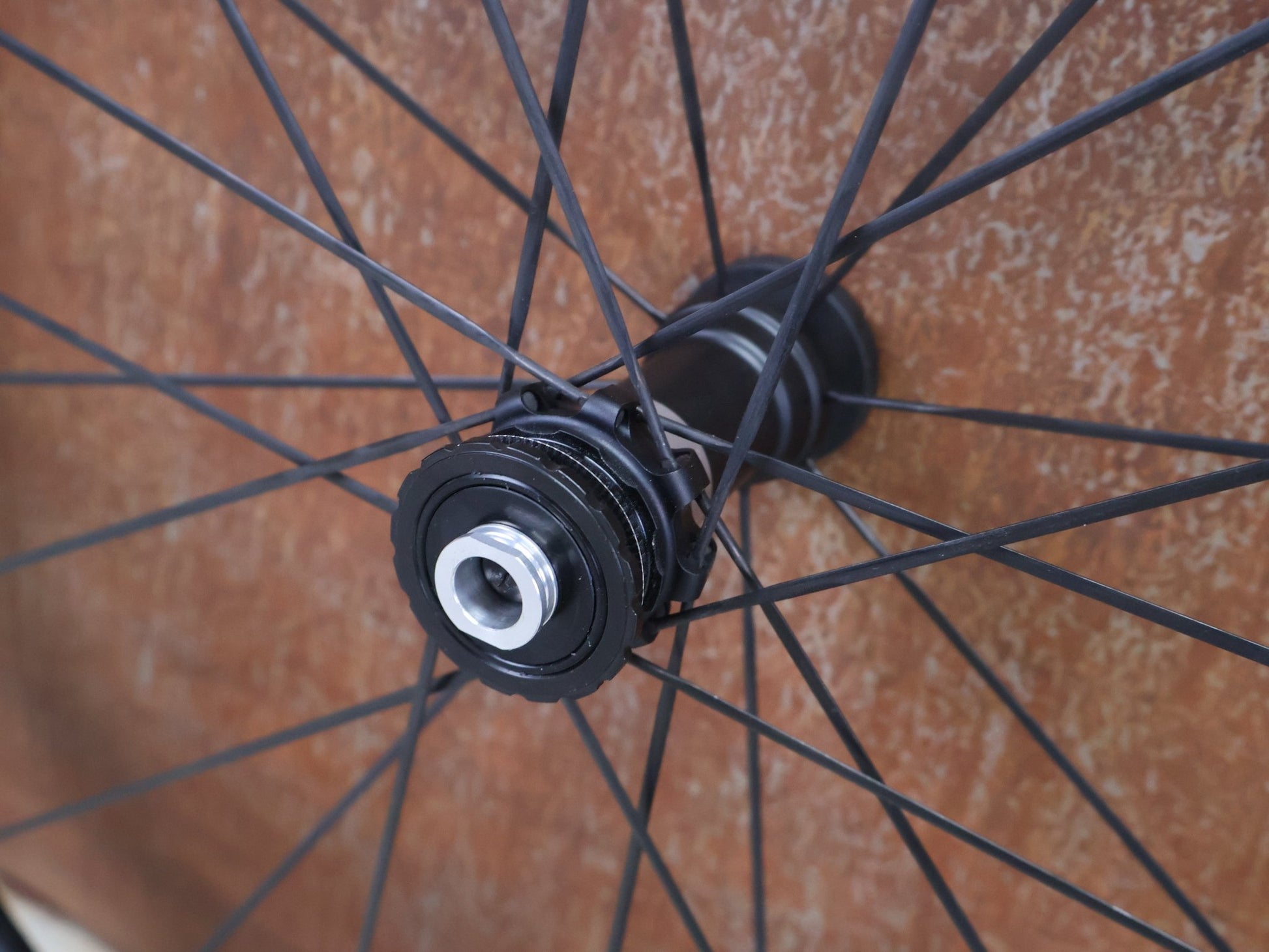 Laufrad/Laufradsatz von Fulcrum, FULCRUM SHARQ 42 CARBON LAUFRADSATZ DISC vor USEDBIKES - OB.DE Hintergrund