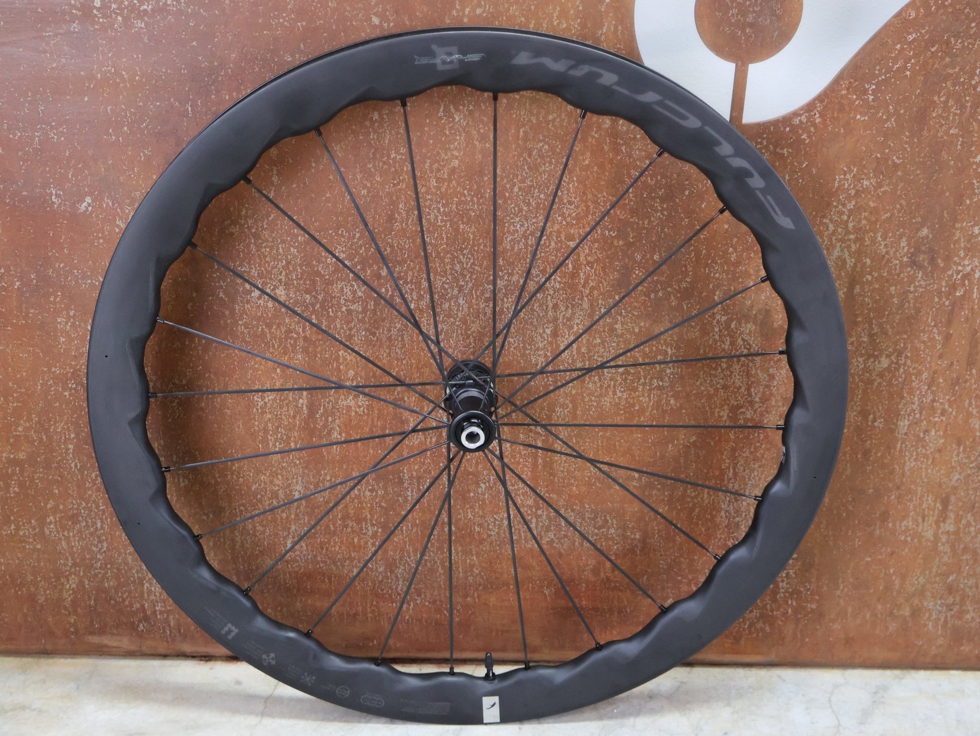 Laufrad/Laufradsatz von Fulcrum, FULCRUM SHARQ 42 CARBON LAUFRADSATZ DISC vor USEDBIKES - OB.DE Hintergrund
