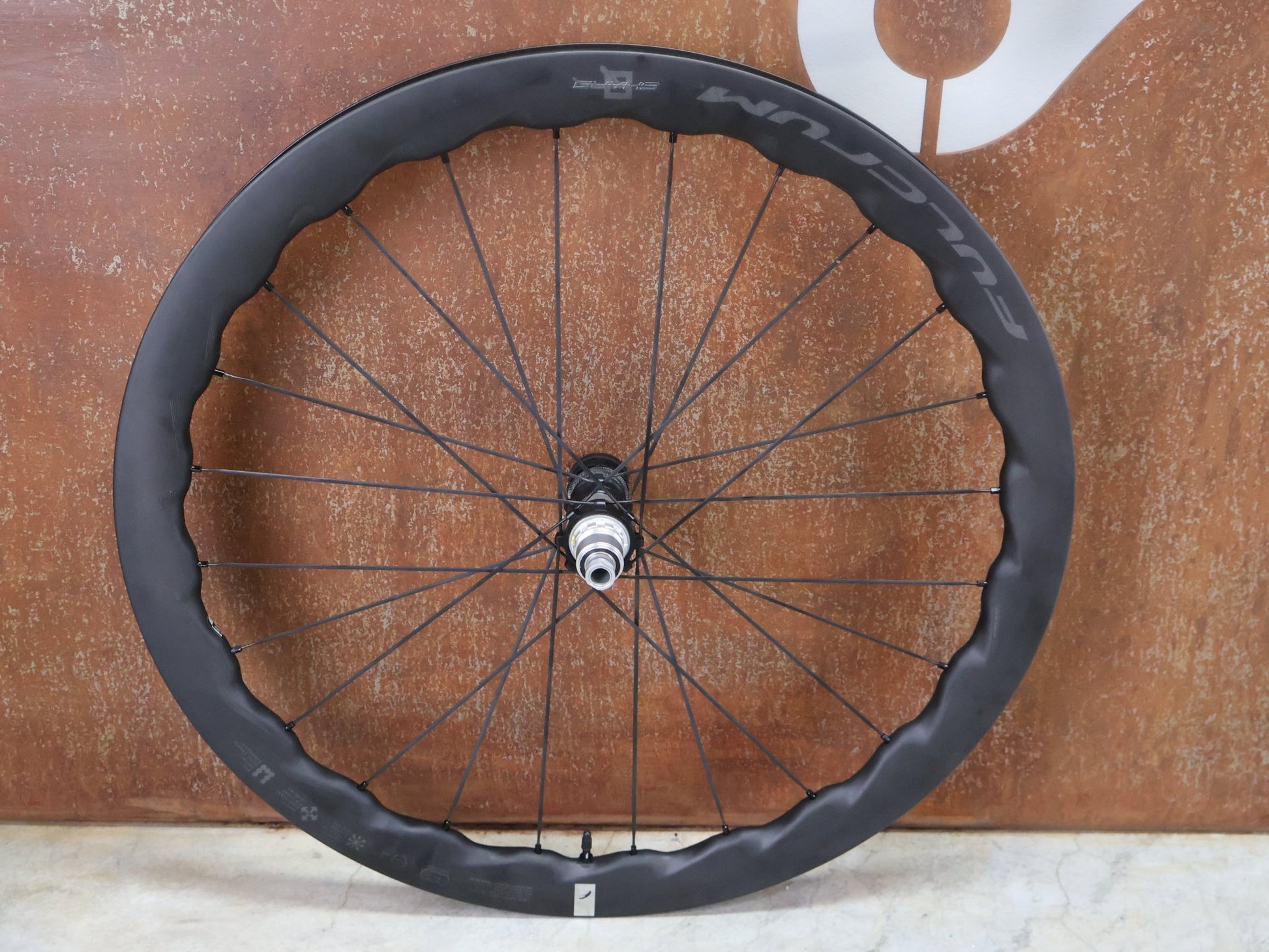 Laufrad/Laufradsatz von Fulcrum, FULCRUM SHARQ 42 CARBON LAUFRADSATZ DISC vor USEDBIKES - OB.DE Hintergrund