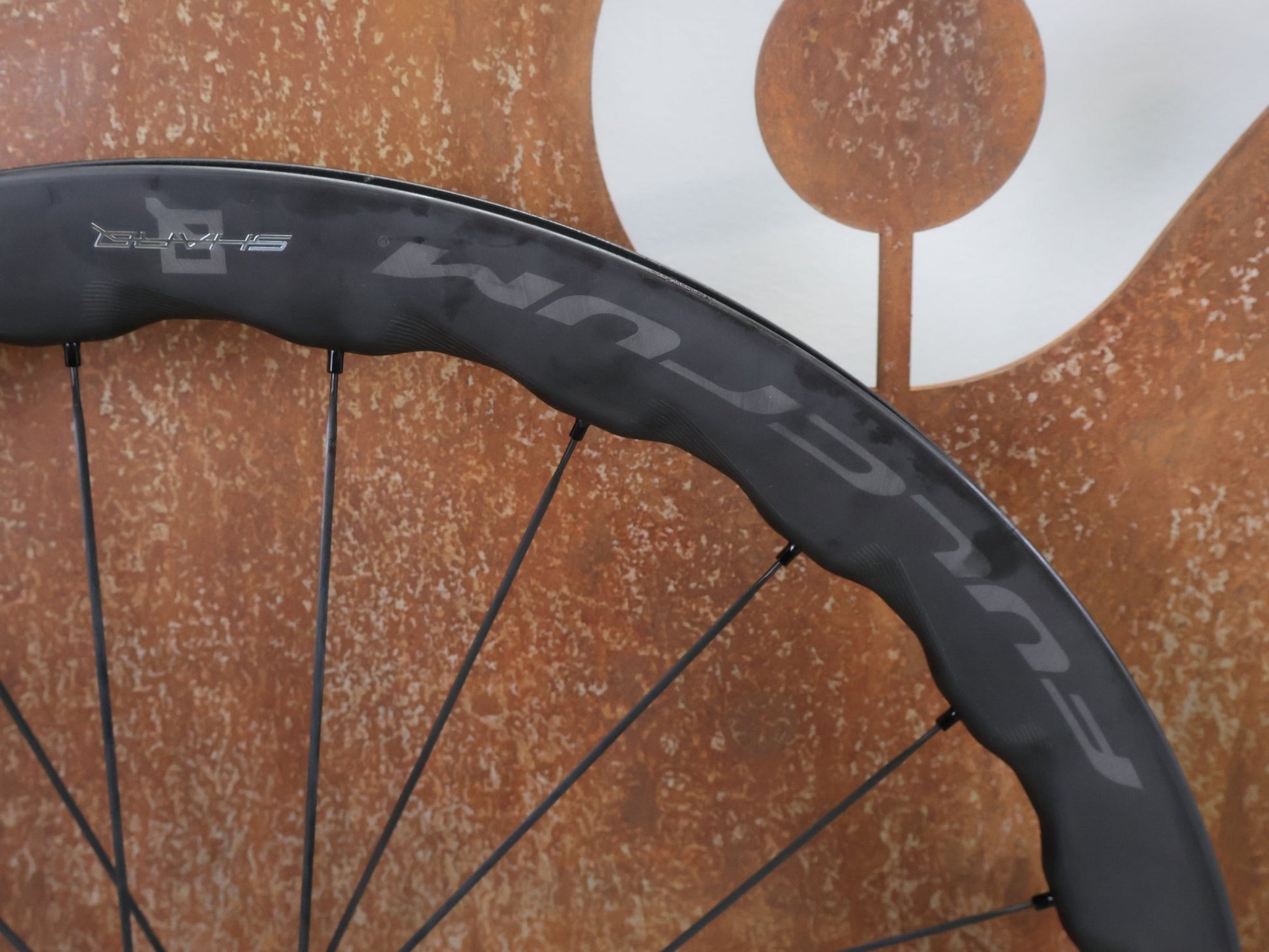 Laufrad/Laufradsatz von Fulcrum, FULCRUM SHARQ 42 CARBON LAUFRADSATZ DISC vor USEDBIKES - OB.DE Hintergrund