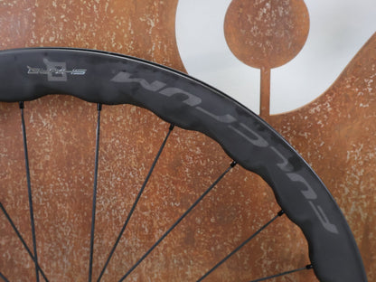 Laufrad/Laufradsatz von Fulcrum, FULCRUM SHARQ 42 CARBON LAUFRADSATZ DISC vor USEDBIKES - OB.DE Hintergrund