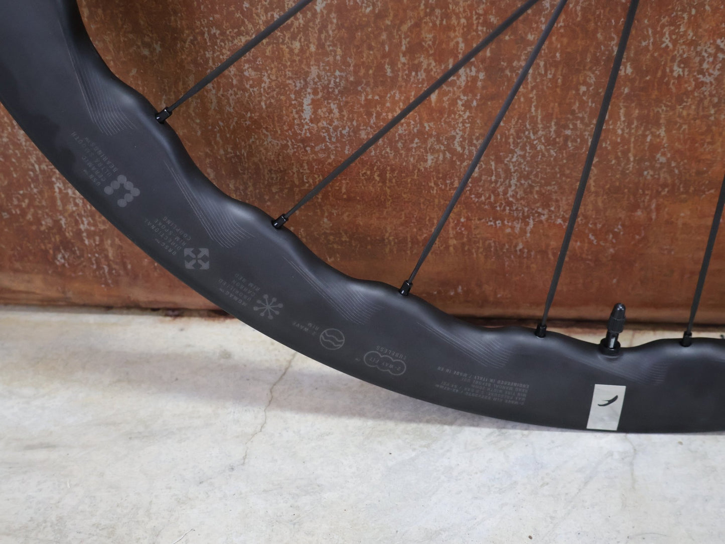 Laufrad/Laufradsatz von Fulcrum, FULCRUM SHARQ 42 CARBON LAUFRADSATZ DISC vor USEDBIKES - OB.DE Hintergrund