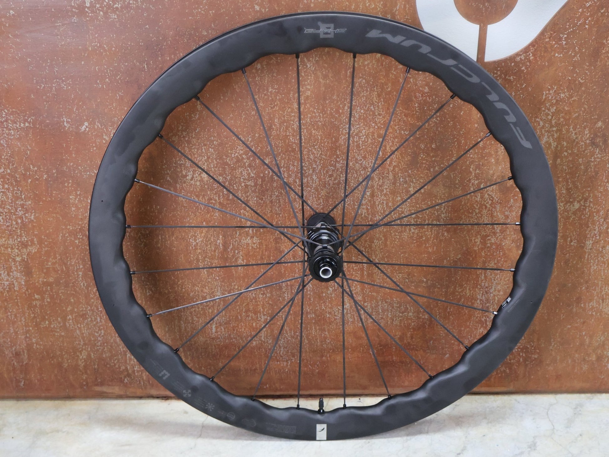 Laufrad/Laufradsatz von Fulcrum, FULCRUM SHARQ 42 CARBON LAUFRADSATZ DISC vor USEDBIKES - OB.DE Hintergrund