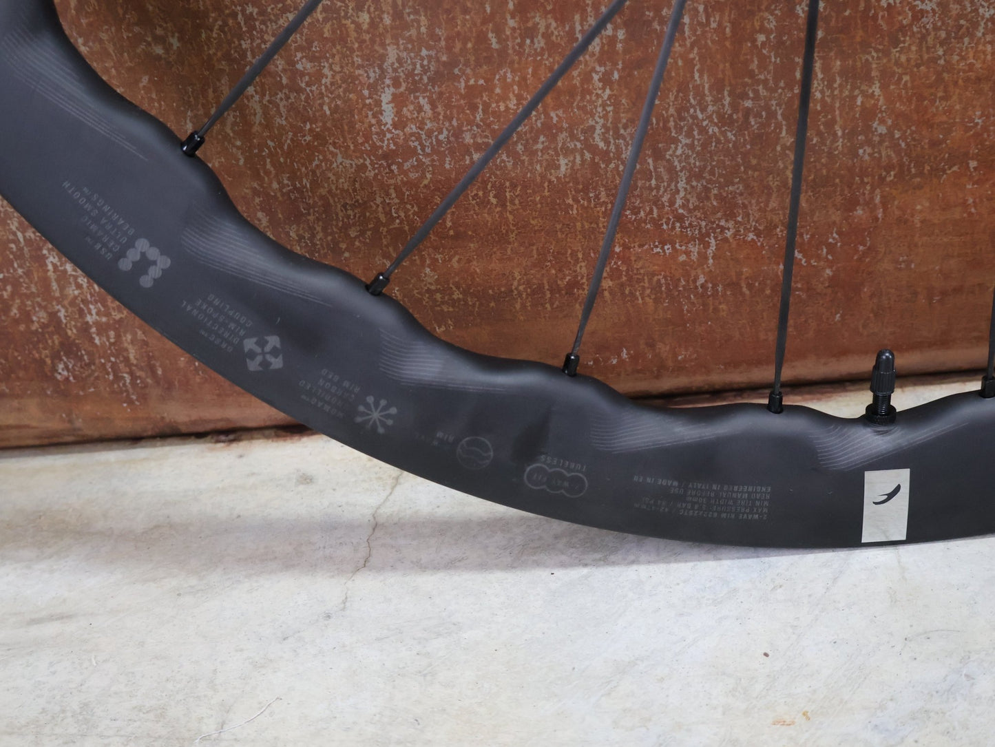 Laufrad/Laufradsatz von Fulcrum, FULCRUM SHARQ 42 CARBON LAUFRADSATZ DISC vor USEDBIKES - OB.DE Hintergrund