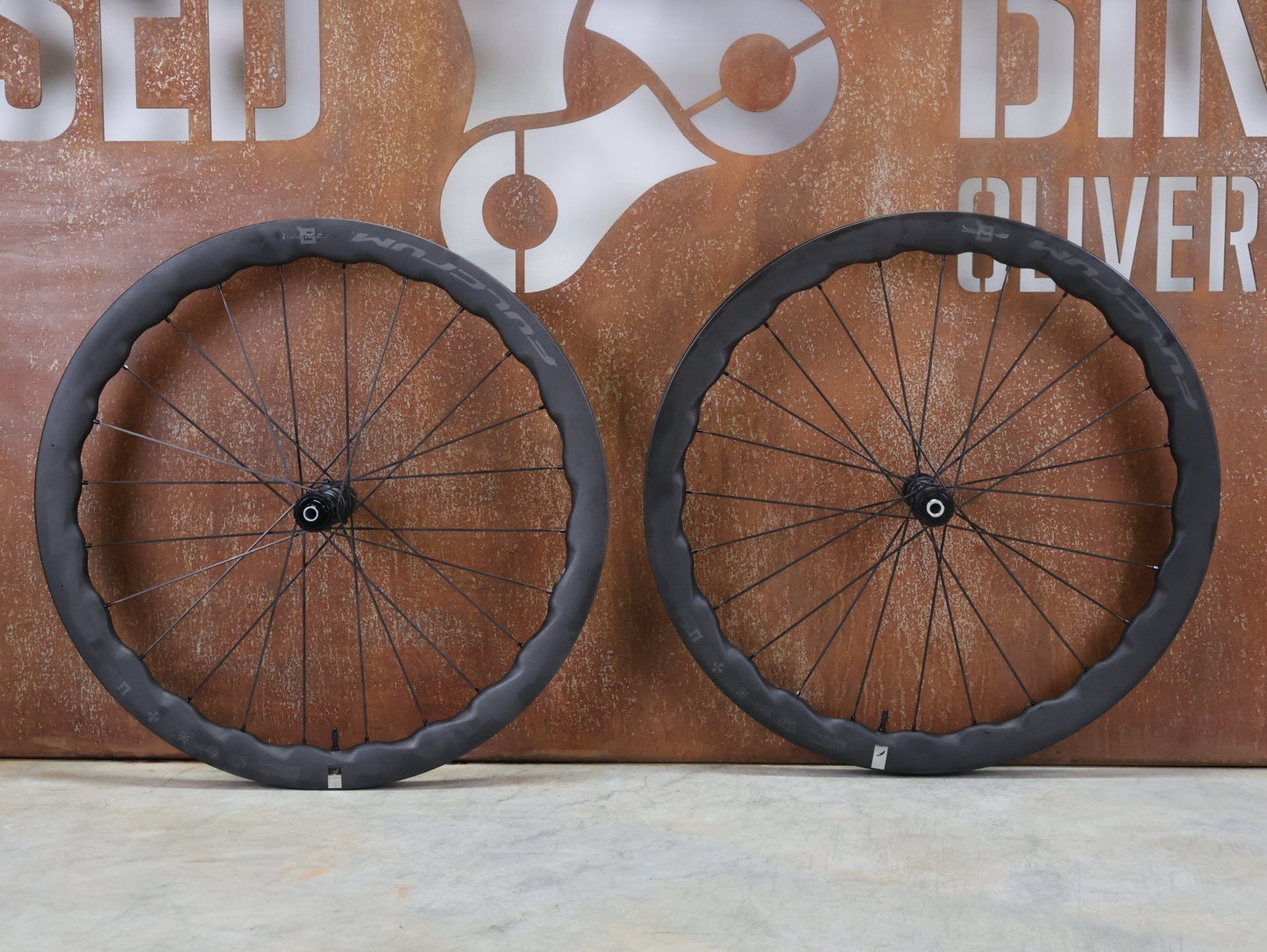 Laufrad/Laufradsatz von Fulcrum, FULCRUM SHARQ 42 CARBON LAUFRADSATZ DISC vor USEDBIKES - OB.DE Hintergrund