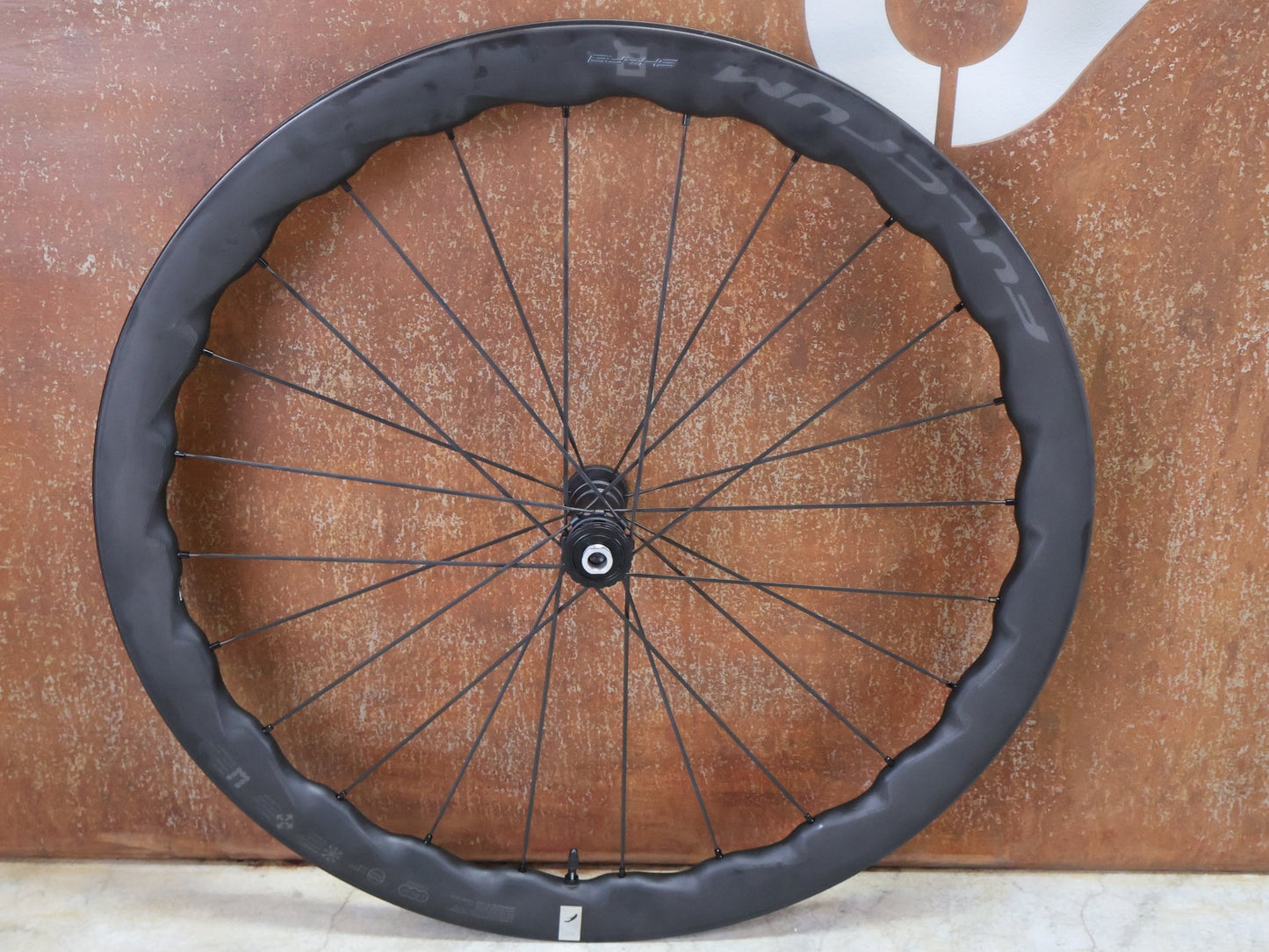 Laufrad/Laufradsatz von Fulcrum, FULCRUM SHARQ 42 CARBON LAUFRADSATZ DISC vor USEDBIKES - OB.DE Hintergrund