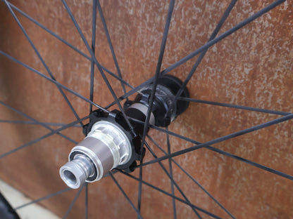 Laufrad/Laufradsatz von Fulcrum, FULCRUM SHARQ 42 CARBON LAUFRADSATZ DISC vor USEDBIKES - OB.DE Hintergrund