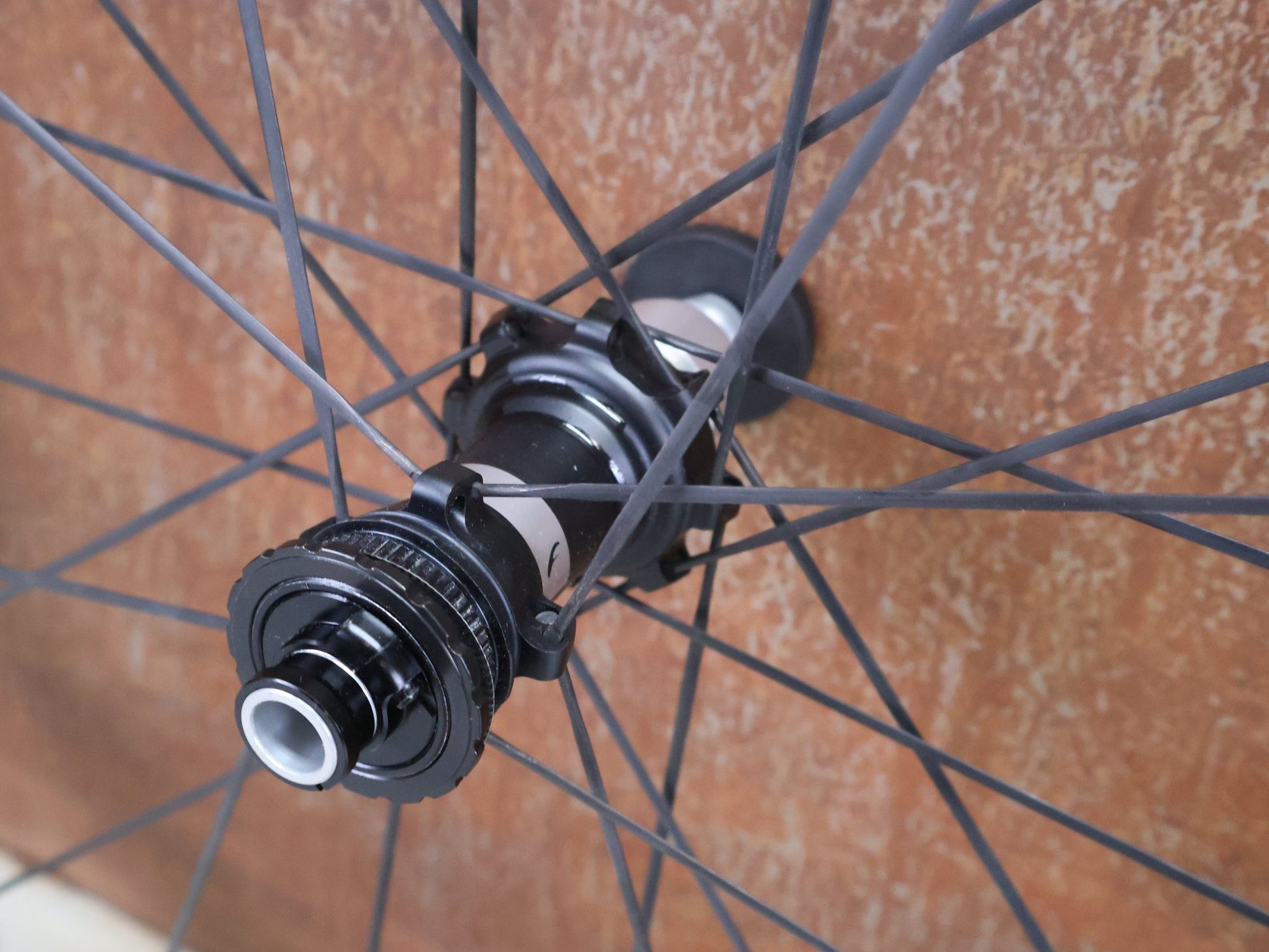 Laufrad/Laufradsatz von Fulcrum, FULCRUM SHARQ 42 CARBON LAUFRADSATZ DISC vor USEDBIKES - OB.DE Hintergrund