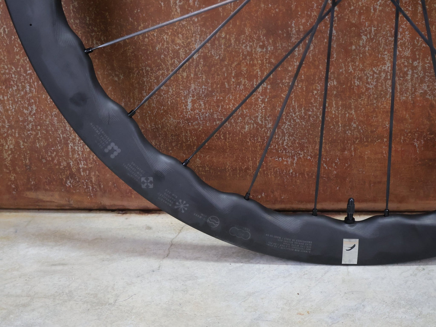 Laufrad/Laufradsatz von Fulcrum, FULCRUM SHARQ 42 CARBON LAUFRADSATZ DISC vor USEDBIKES - OB.DE Hintergrund